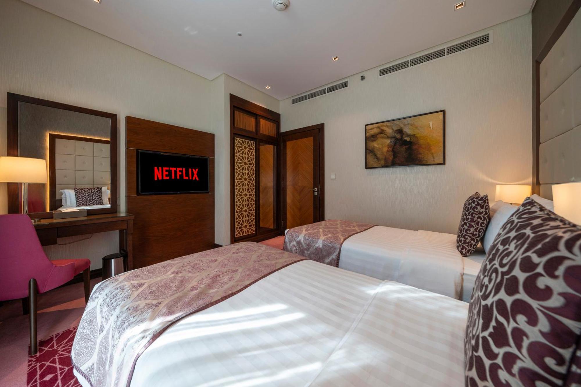Apartment Stunning 2br Canal & Burj View W & Infinity Pool Dubai