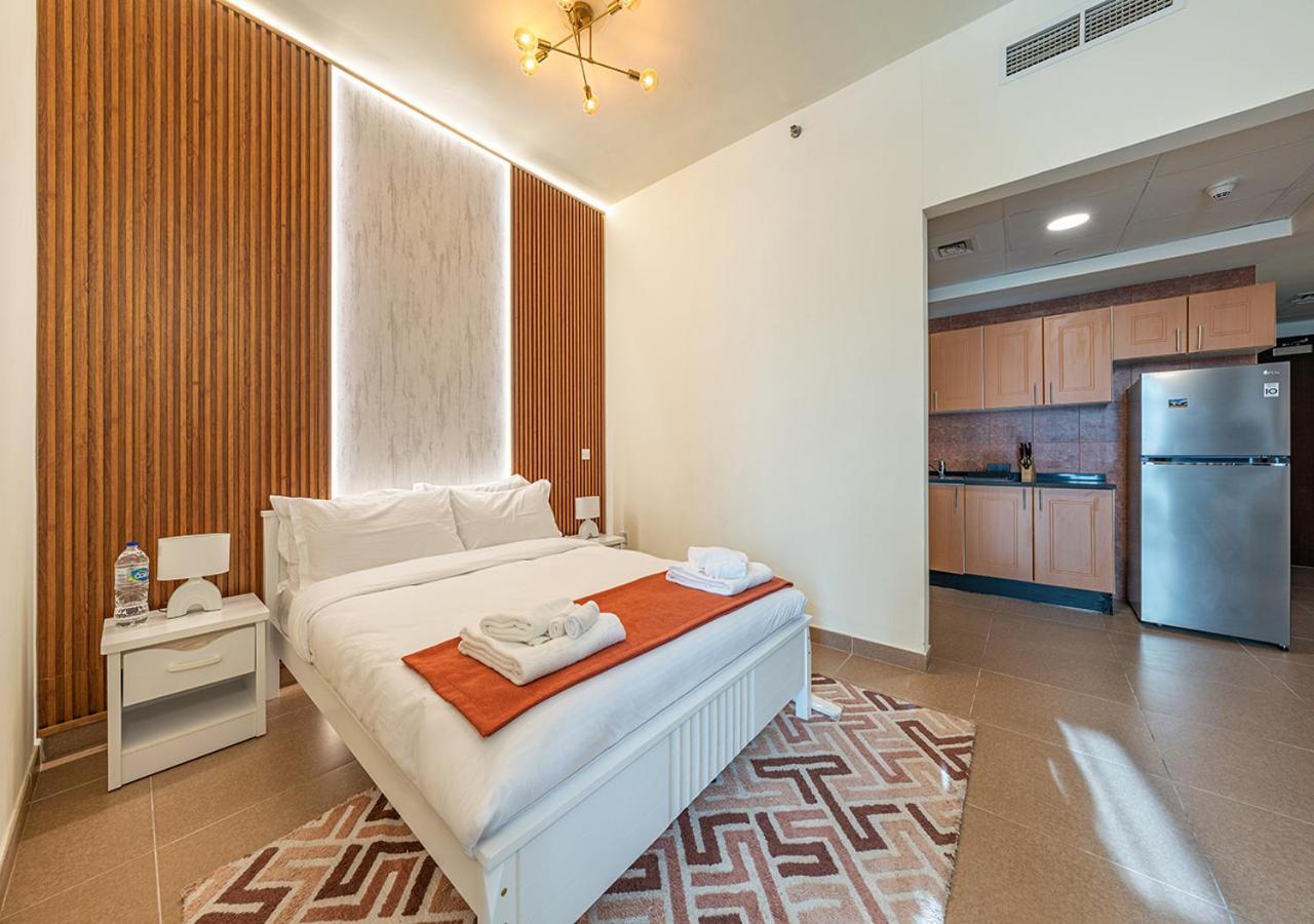 Luxurious With Burj Khalifa & Canal Views Apartment *