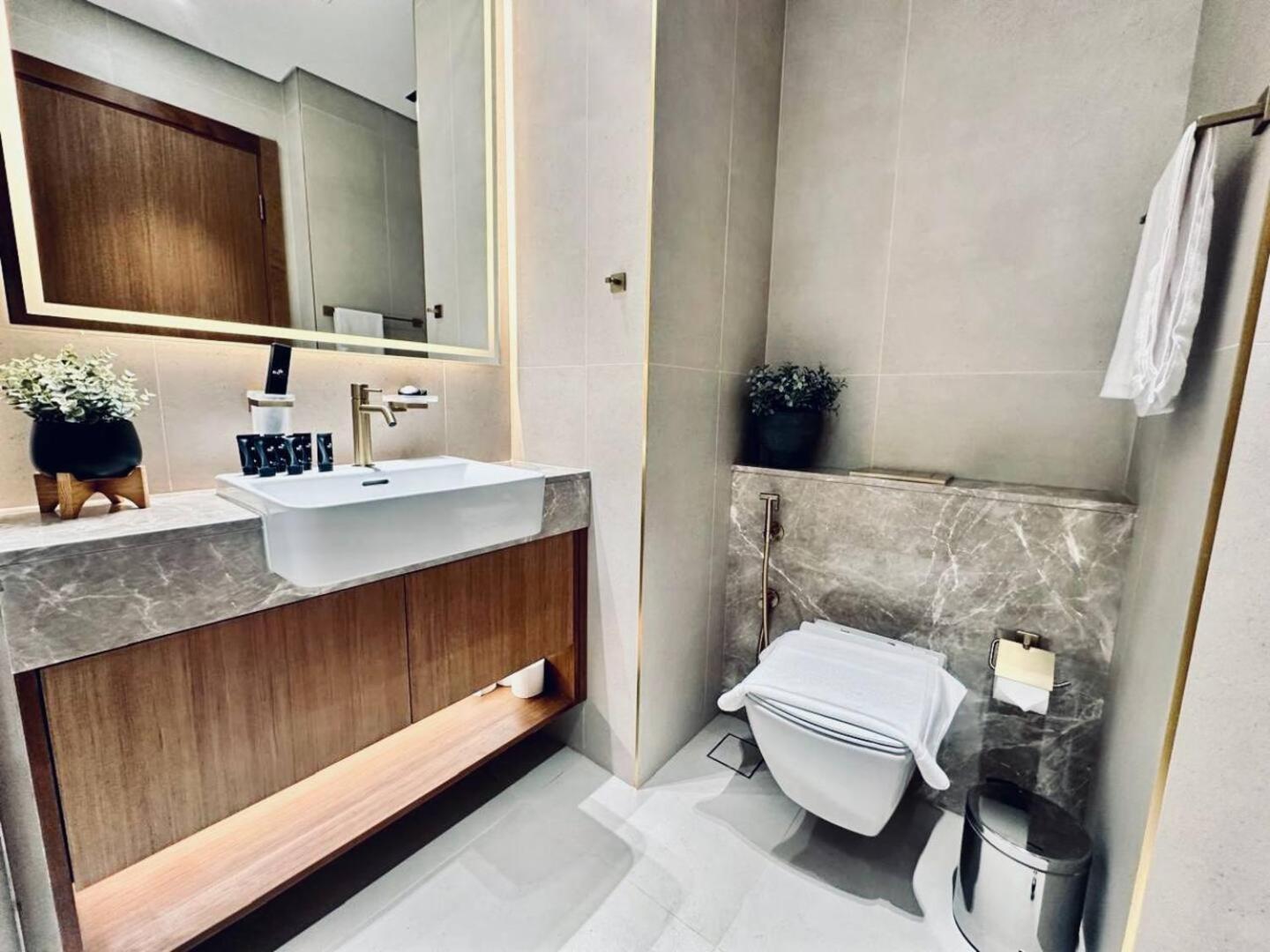 Elegant Canal View Business Bay Apartment *