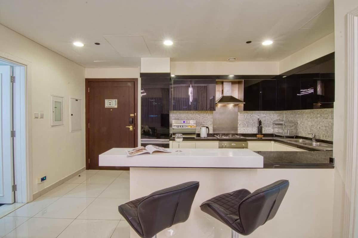 Luxurious 2bdr In Downtown-2mins From Mall Apartment