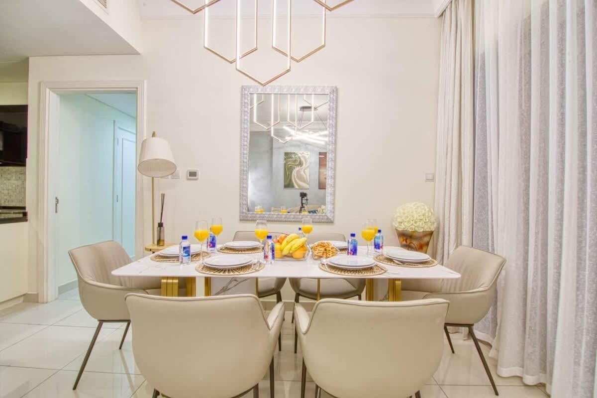 Luxurious 2bdr In Downtown-2mins From Mall Apartment