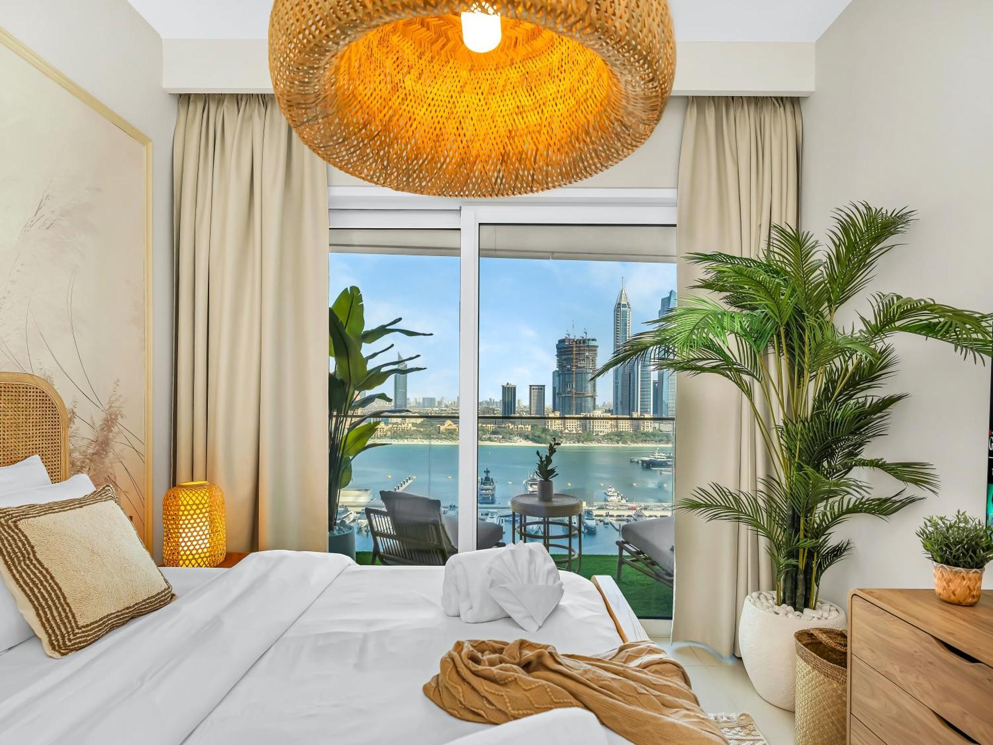 Luxury Spacious 2 Bedroom Private And Views Apartment *