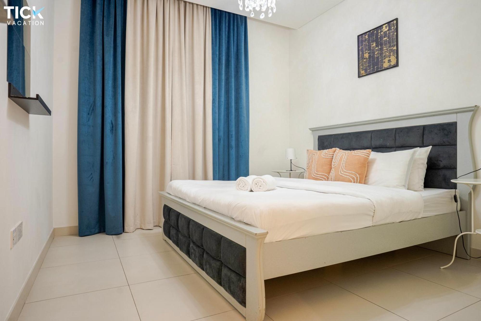 Tick - Burj Crown Luxury 2br W Balcony & Pool View Apartment Dubai