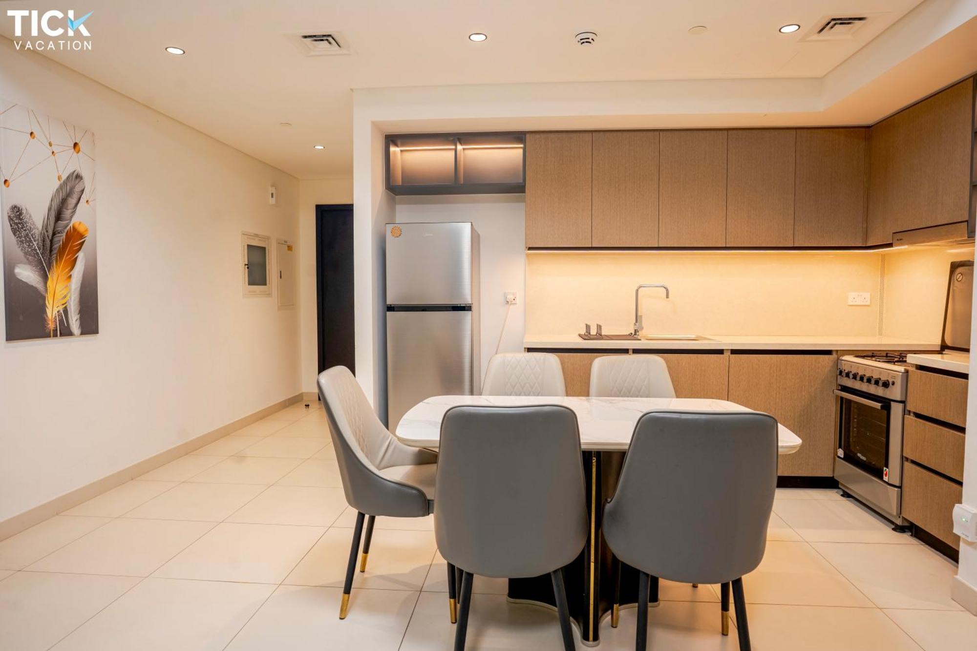 Apartment Tick - Burj Crown Luxury 2br W Balcony & Pool View *