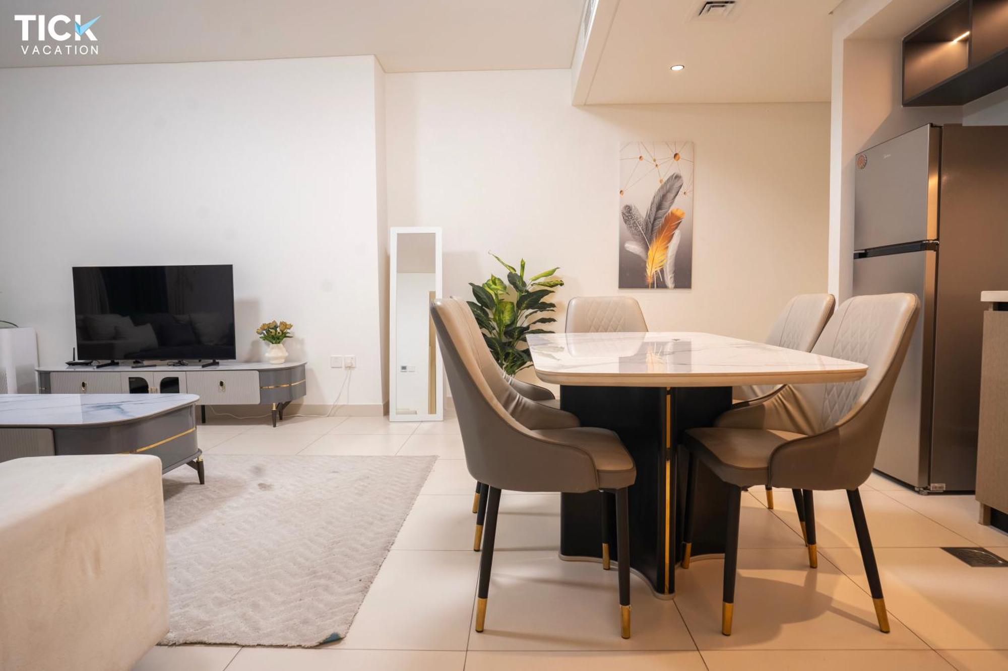 Tick - Burj Crown Luxury 2br W Balcony & Pool View Apartment Dubai