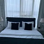 Beautiful 2 Bedroom High Floor Bays