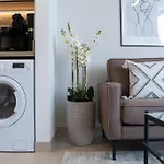 Intimate Apartment With Scenic View Of Dubai Creek