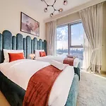 Distinguished 3Br With Assistants Room At Harbour Views Tower 1 By Deluxe Holiday Homes