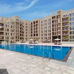 Beautiful Huge Apt I Fully- Furnished