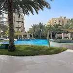 Chic Studio With A Bath Tub, Pool & Gym Near Golf Club