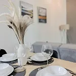 Stonetree - Modern 1 Bedroom Apartment Near The Beach