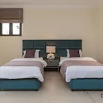 Charming 5Br Villa With Assistant\'S Room And Private Pool On Palm Jumeirah By Deluxe Holiday Homes