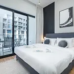 Elegant Treat With Burj Khalifa View By Suiteable