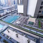 Elegant Treat With Burj Khalifa View By Suiteable