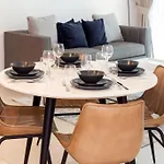 1Br In A Prime Jbr Location With Beach Access