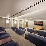 Vayk - Elegant Two Bedroom Apartment In Downtown
