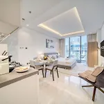 Canal-View Serenity: Modern Studio In Sterling