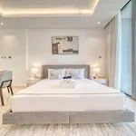 Canal-View Serenity: Modern Studio In Sterling