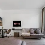 Luxueux Studio, Top Emplacement