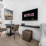 Luxueux Studio, Top Emplacement