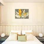 Luxurious 2-Br In Downtown Dubai