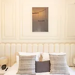 Luxurious 2-Br In Downtown Dubai