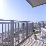 Blazing Apartment By The Seaside - Suiteable