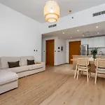 Large 2 Bedroom - Metro At 2 Min