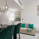 Queen Bed, Full Kitchen, New Unit