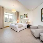 Spacious 3 Bedroom Palm Apartment