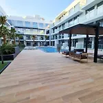 Prime Views - Calm One Bedroom With Pool View