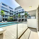 Prime Views - Calm One Bedroom With Pool View