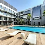 Prime Views - Calm One Bedroom With Pool View