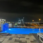Modern Studio With Burj Khalifa Views & Infinity Pool