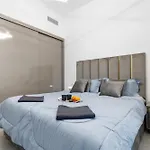 Waves - Cityscape Balcony Views And Cozy Comfort In Dubai