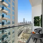 Waves - Cityscape Balcony Views And Cozy Comfort In Dubai