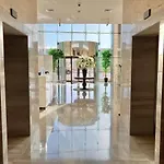 Luxurious 2Br Dubai Skyline & Pool Views