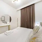 Luxury Two Bedroom Apartment With City & Pool View By Delujo Stays