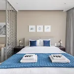 Stunning Canal Viewbusiness Bay High Floorstudio