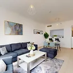 Marina Quays - Calm One Bedroom
