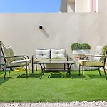 Contemporary Villa With A Stunning Garden & Parking