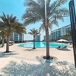 Amazing 2Bdr With Lagoon View In District One 13 Al Merkadh