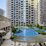 Spacious 1Bdr Apartment Downtown I Standpoint Tower