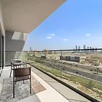 Chic 1 Bedroom Apt With Pool, Gym & Free Parking