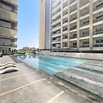 Chic 1 Bedroom Apt With Pool, Gym & Free Parking