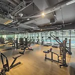 Chic 1 Bedroom Apt With Pool, Gym & Free Parking