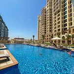 Stylish 3-Bedroom Apartment In Palm Jumeirah