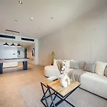 Upgraded Stylish Living With Private Steam Room
