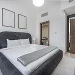 Elegant 1-Bedroom With Skyline Views In Dubai Marina