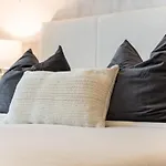 Modern Studio Apartment With Pool View For 2 In Jvc